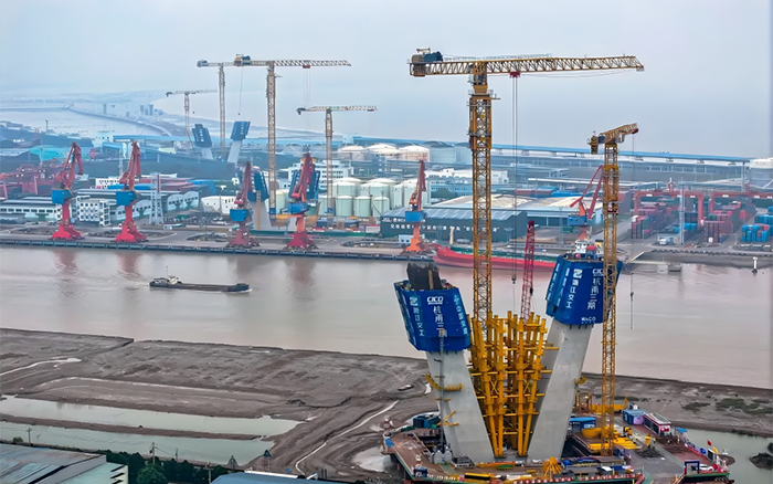 迈向云端 徐工超大塔助力世界级桥梁建设
