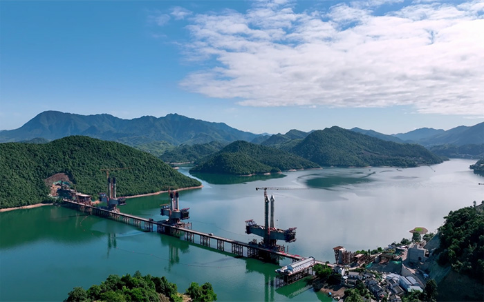 ?“白鹭”展翅 | 徐工塔机助建池黄铁路太平湖特大桥